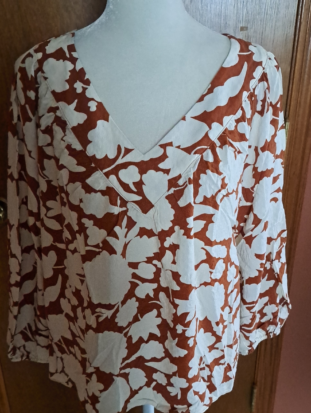 Ann Taylor Rust and White Floral V-Neck Blouse